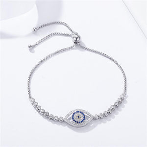 Protection of Nazar Elegance Bracelet Elegance Bracelet seen from top in decorated environment